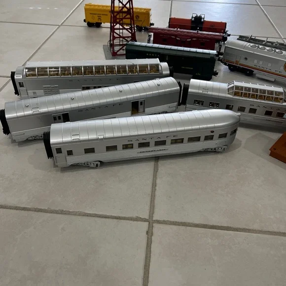 Vintage Model electric Train Set with Assorted Cars - Picture 2 of 9